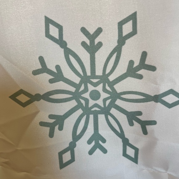 EUC Winter Bath set shower curtain & Bath Rug - Picture 9 of 11